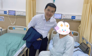 千里寻医妙手解忧患，一束鲜花表谢意